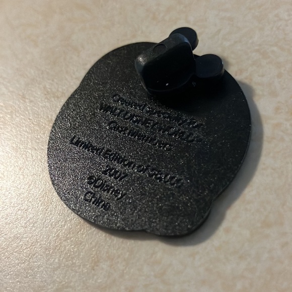 Disney 2007 Participant single back pin - Picture 2 of 2